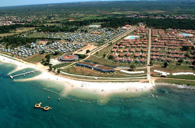 Lux Camp - Mobile Homes In Bi Village Fažana Exteriör bild