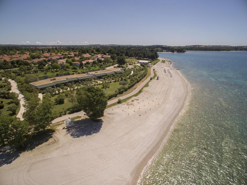 Lux Camp - Mobile Homes In Bi Village Fažana Exteriör bild