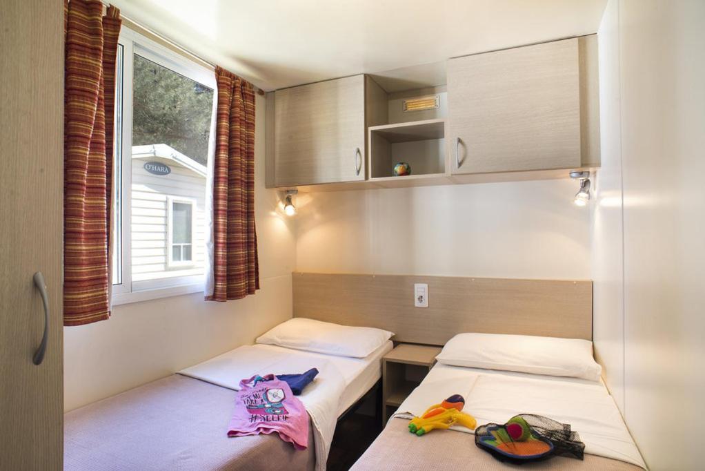 Lux Camp - Mobile Homes In Bi Village Fažana Exteriör bild