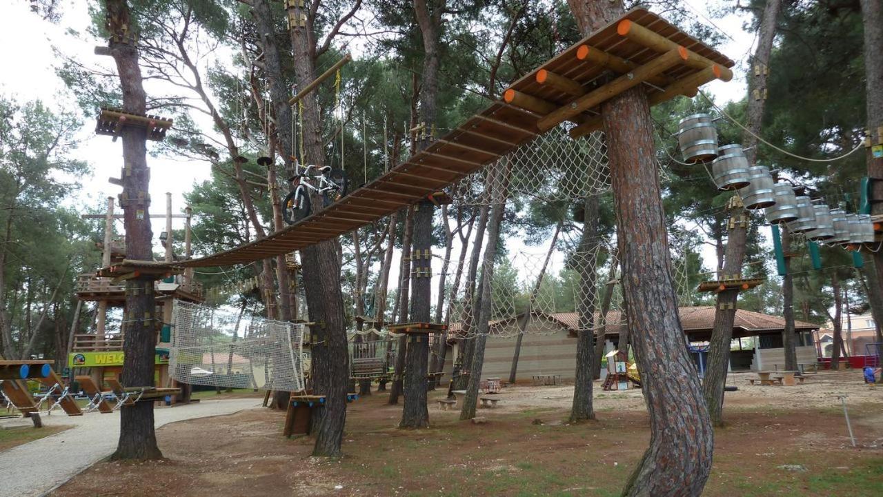 Lux Camp - Mobile Homes In Bi Village Fažana Exteriör bild