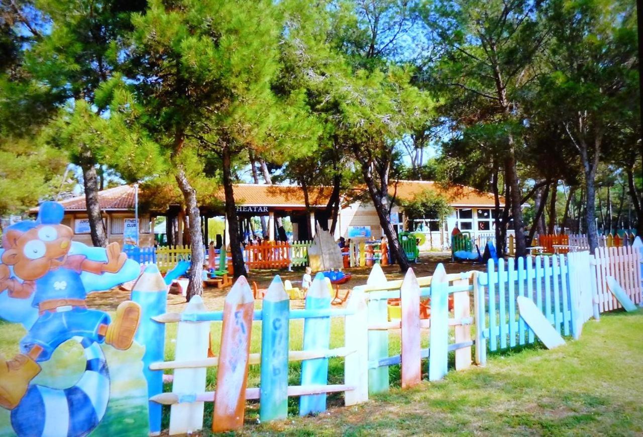 Lux Camp - Mobile Homes In Bi Village Fažana Exteriör bild