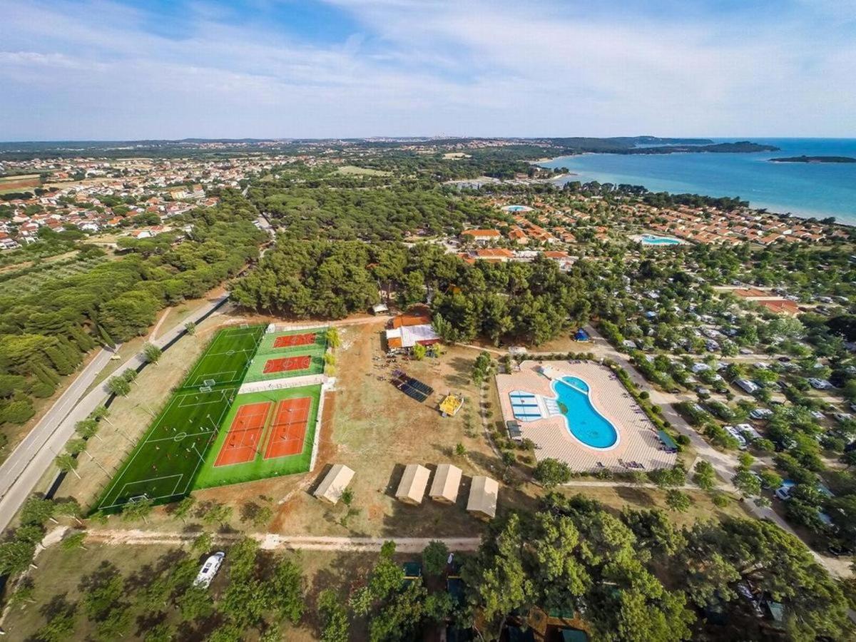 Lux Camp - Mobile Homes In Bi Village Fažana Exteriör bild