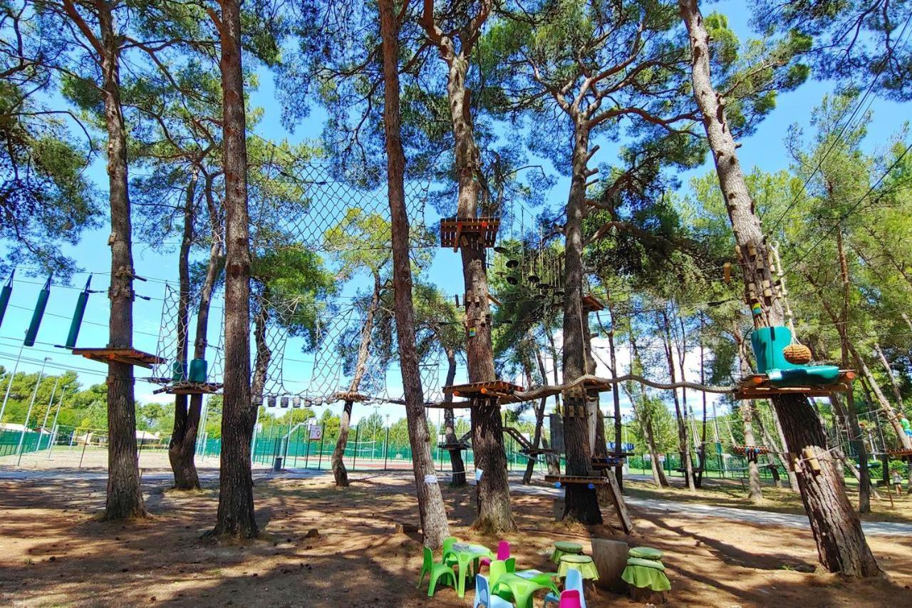 Lux Camp - Mobile Homes In Bi Village Fažana Exteriör bild