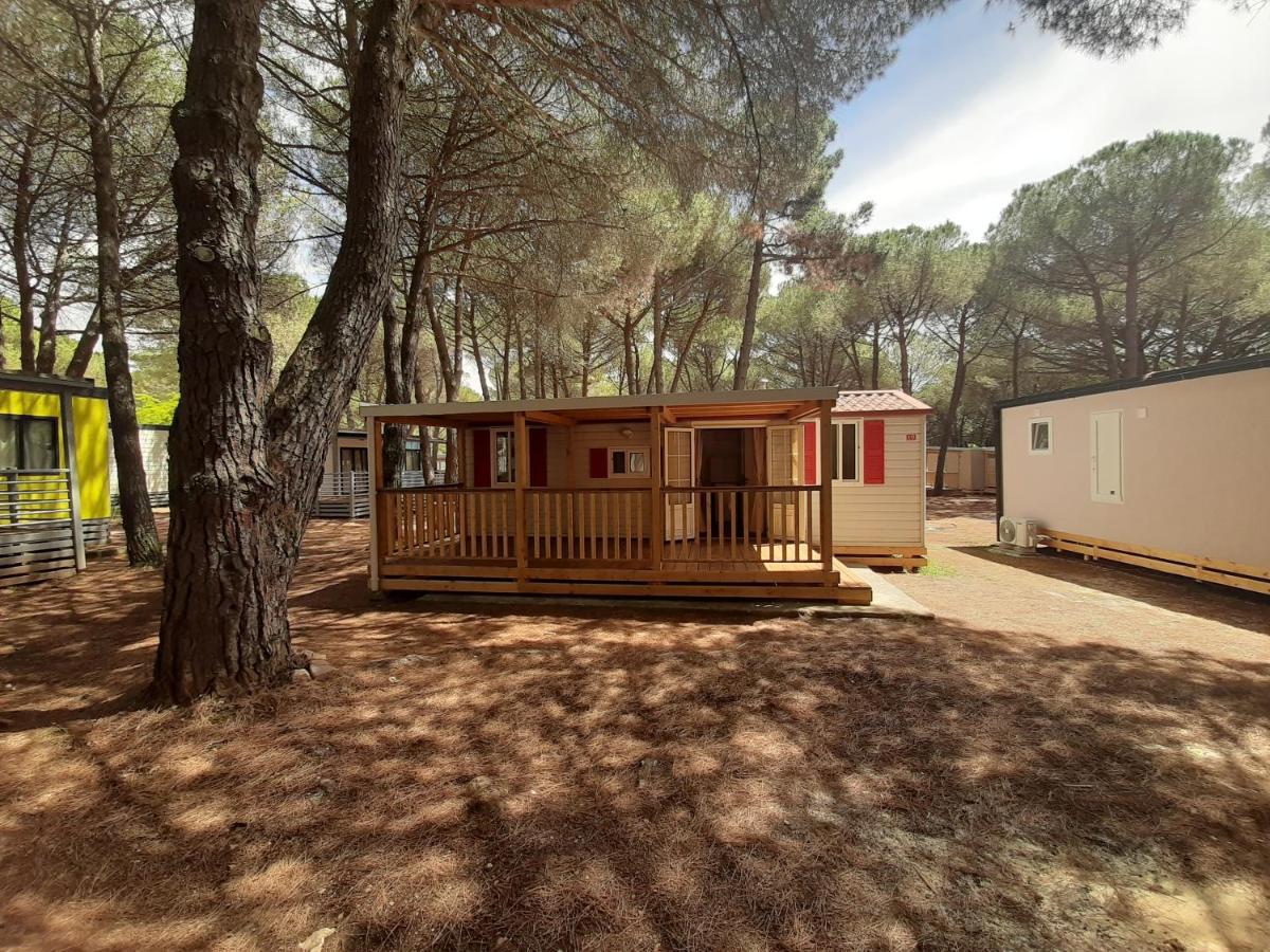 Lux Camp - Mobile Homes In Bi Village Fažana Exteriör bild